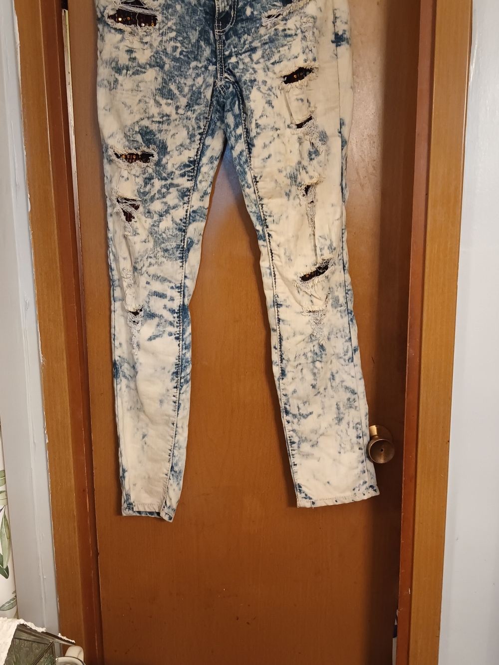 SIZZLE JEANS Heavy Acid Wash Distressed Skinny Straight Denim